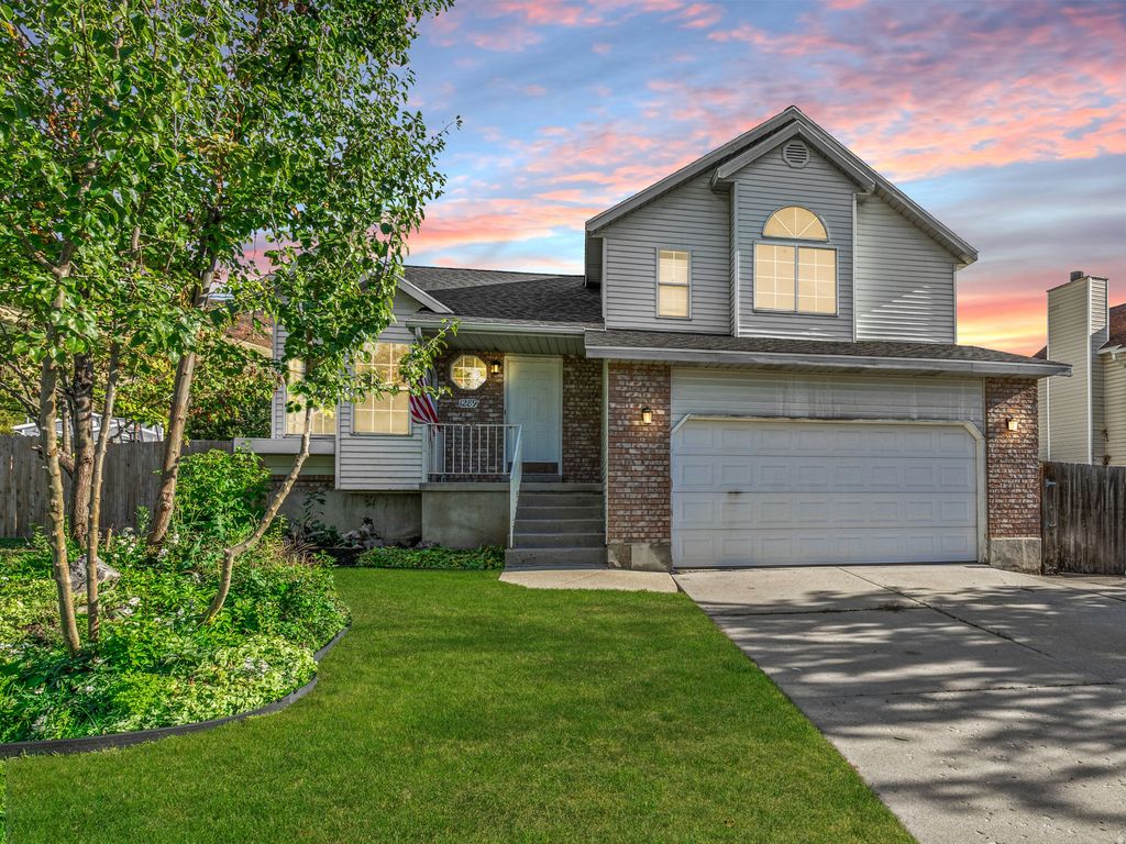 Photo of 1289 S CANNON DR, Farmington, UT 84025 (MLS # 2125326)