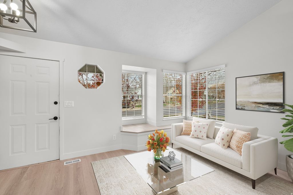 Photo of 1289 S CANNON DR, Farmington, UT 84025 (MLS # 2125326)