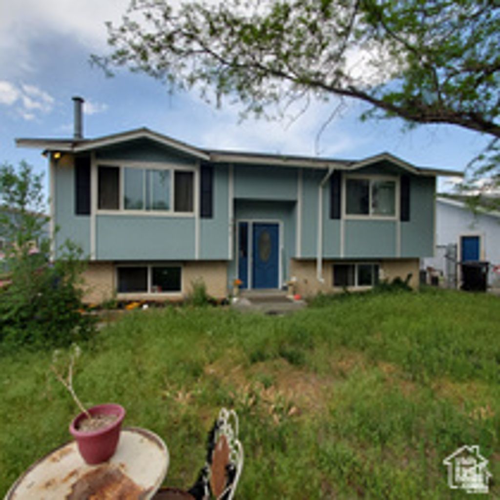 Photo of 5615 S HONEYSUCKLE WAY, Salt Lake City, UT 84118 (MLS # 2124790)