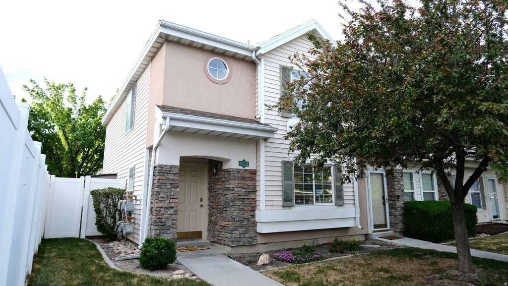 Photo of 177 E ROCKEY PARK LN, Draper, UT 84020 (MLS # 2158178)