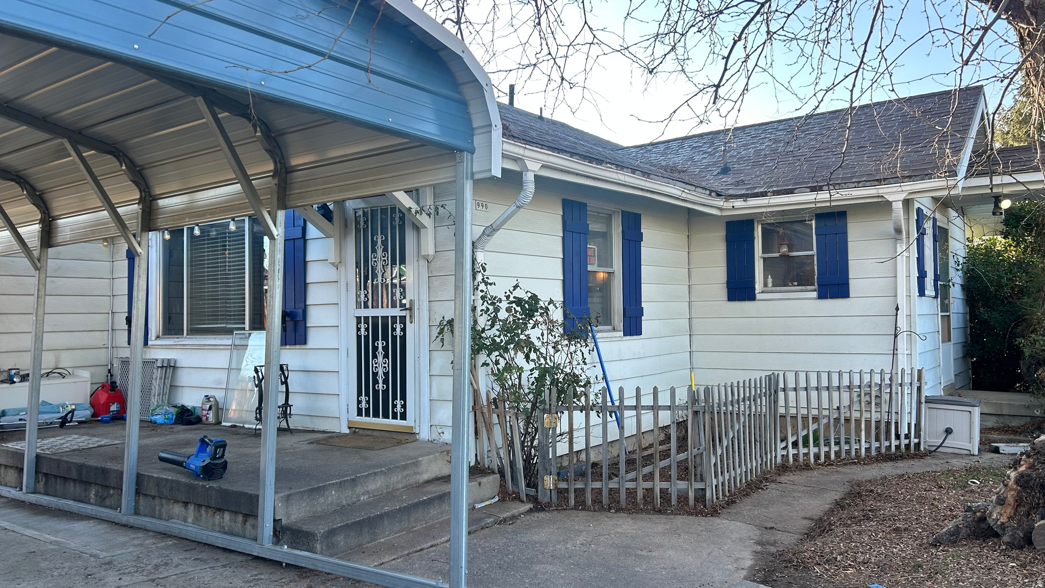 Main image without alt text