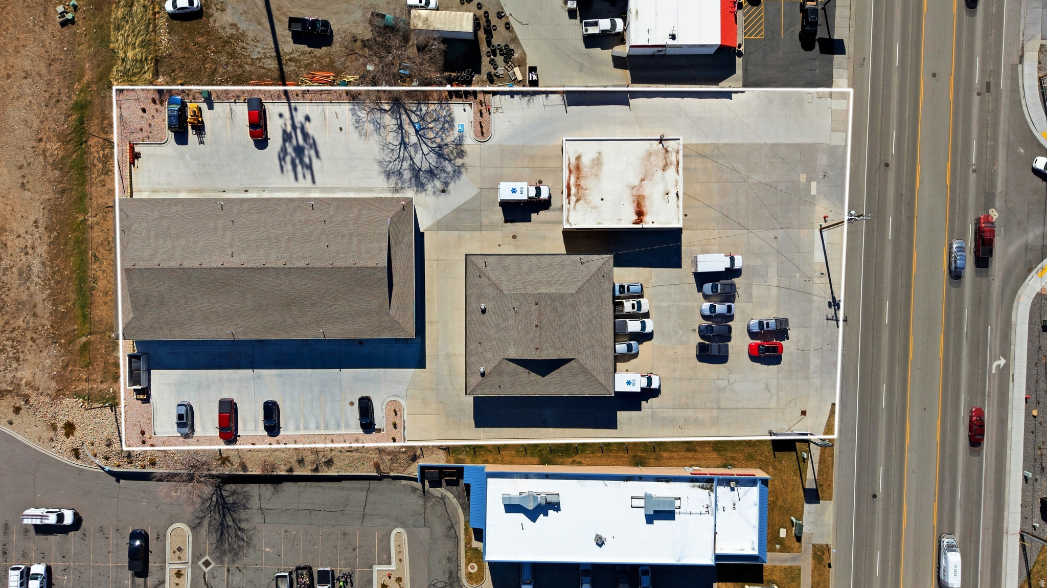 Main image without alt text