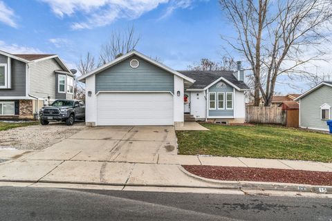 Photo of 15 W RICE LN S, Farmington, UT 84025 (MLS # 2130700)