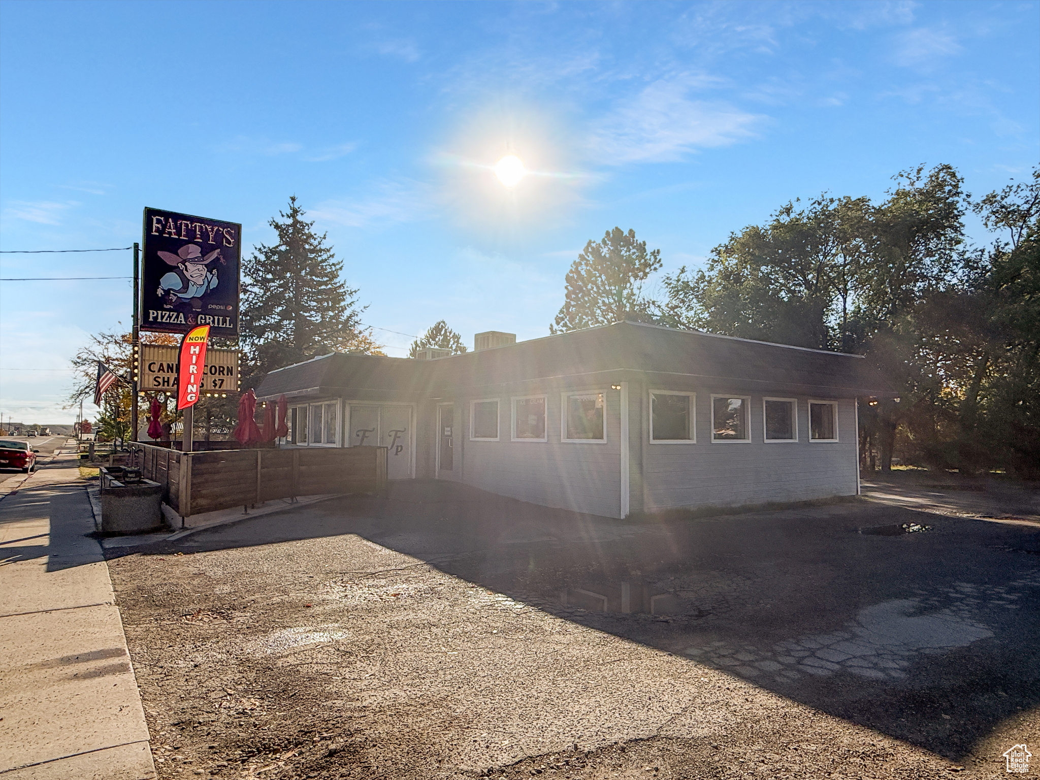 Main image without alt text