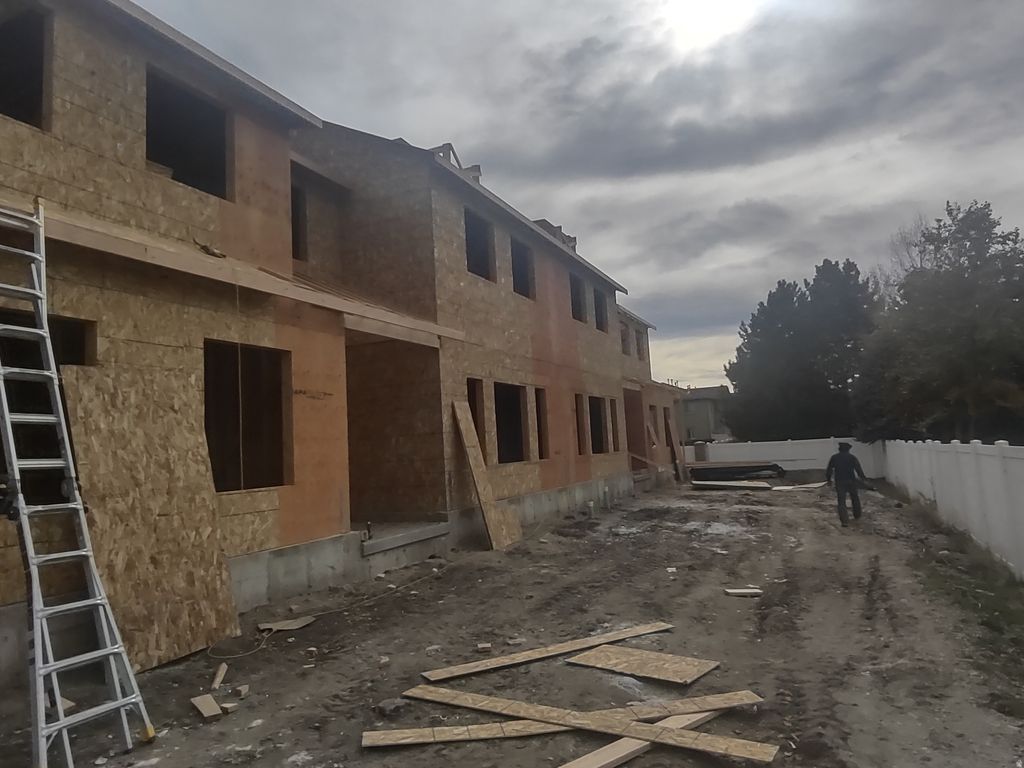 Photo of 781 N PHEASANTBROOK DR, Centerville, UT 84014 (MLS # 2122614)