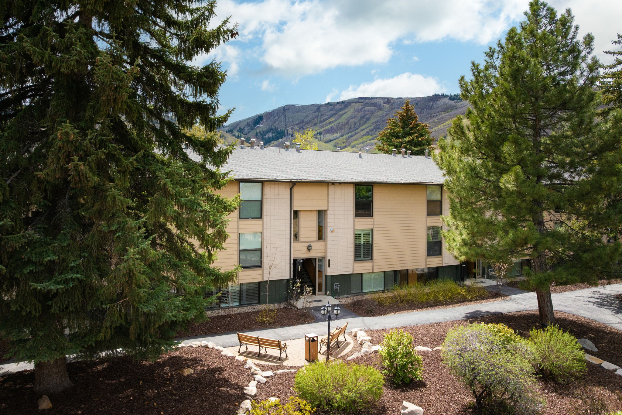 SNOW COUNTRY CONDOMINIUM - Residential