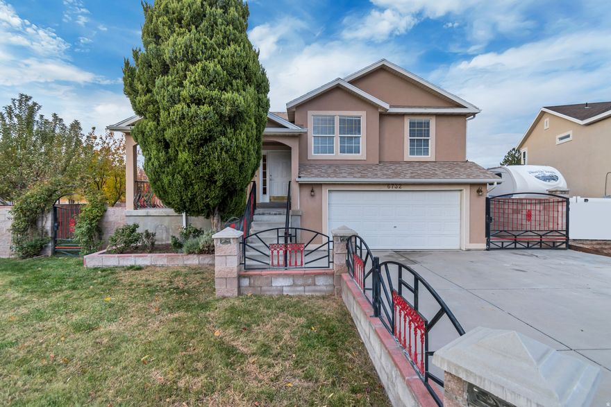 ***HUGE PRICE IMPROVEMENT*** This charming cul-de-sac gem sits on a corner lot and boasts an open layout, vaulted ceilings, large bedrooms and huge laundry room. Newer roof and water heater! Enjoy the back deck views and large RV parking space while being in close proximity to schools, parks, freeway access, a variety of shopping and dining options!