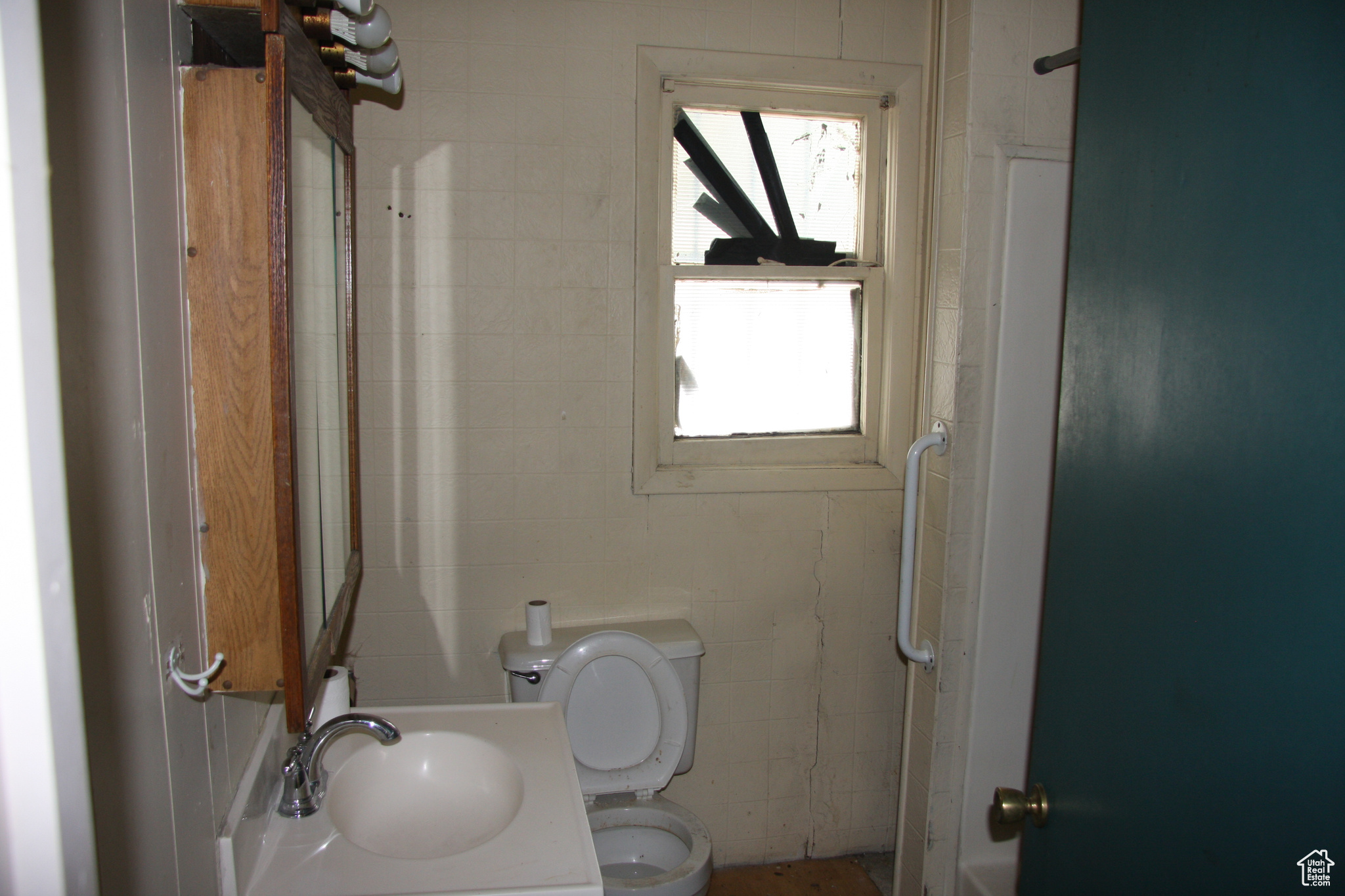 Main image without alt text