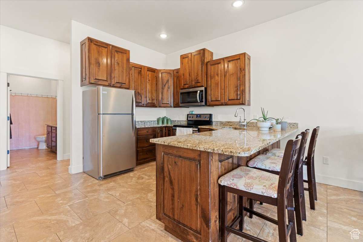 Main image without alt text