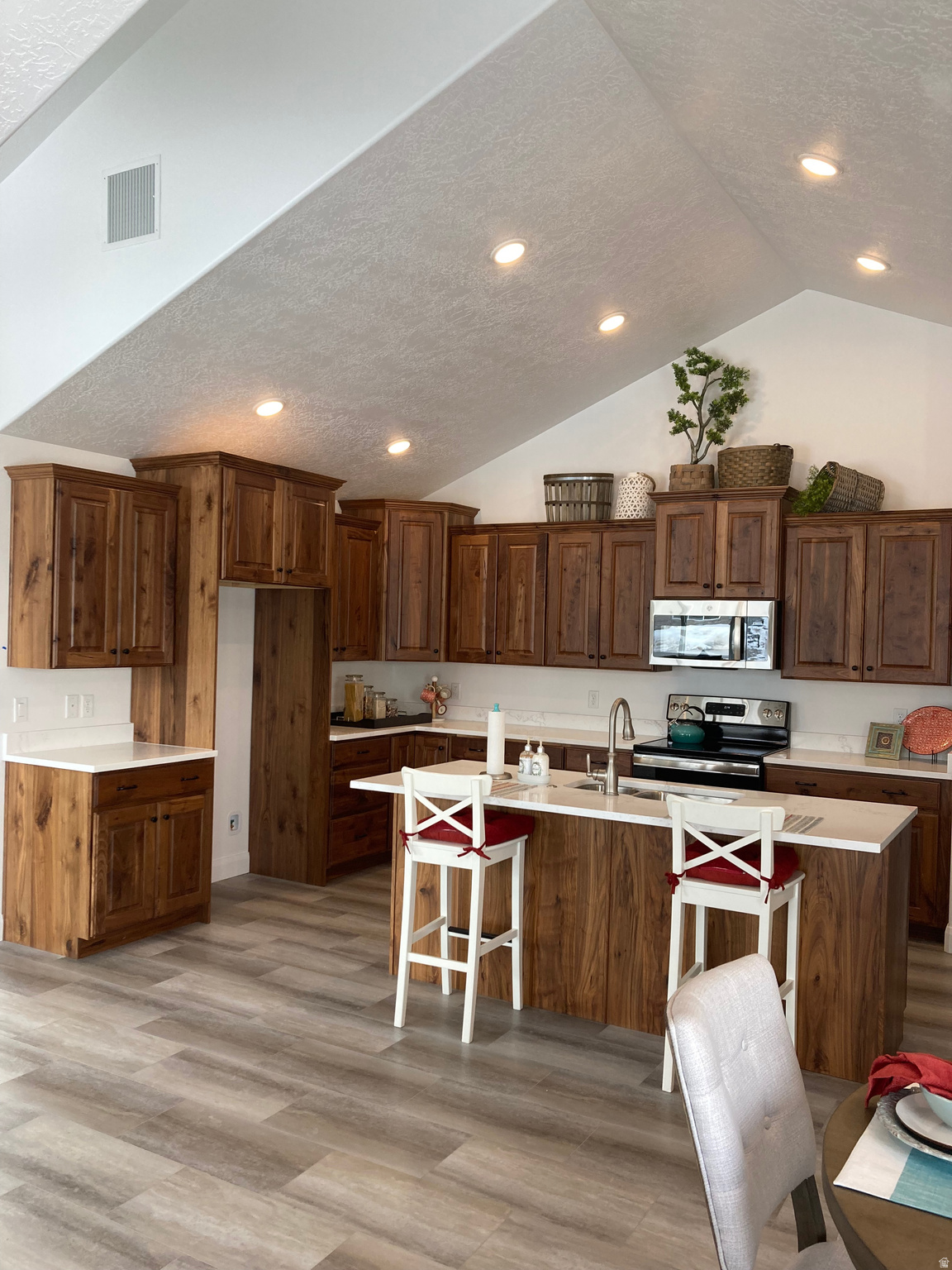 COUNTRY VIEW VILLAS - Residential