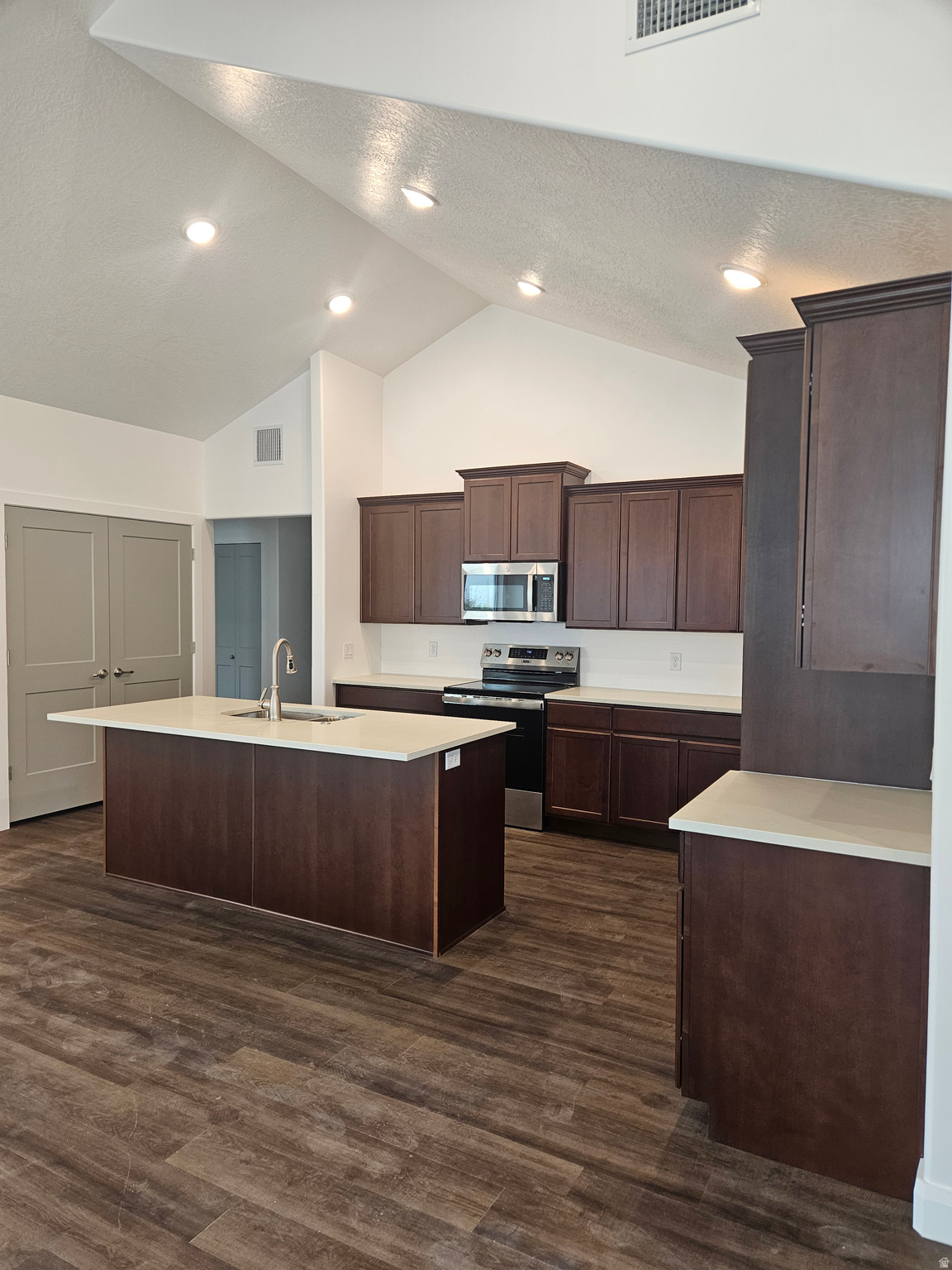 COUNTRY VIEW VILLAS - Residential