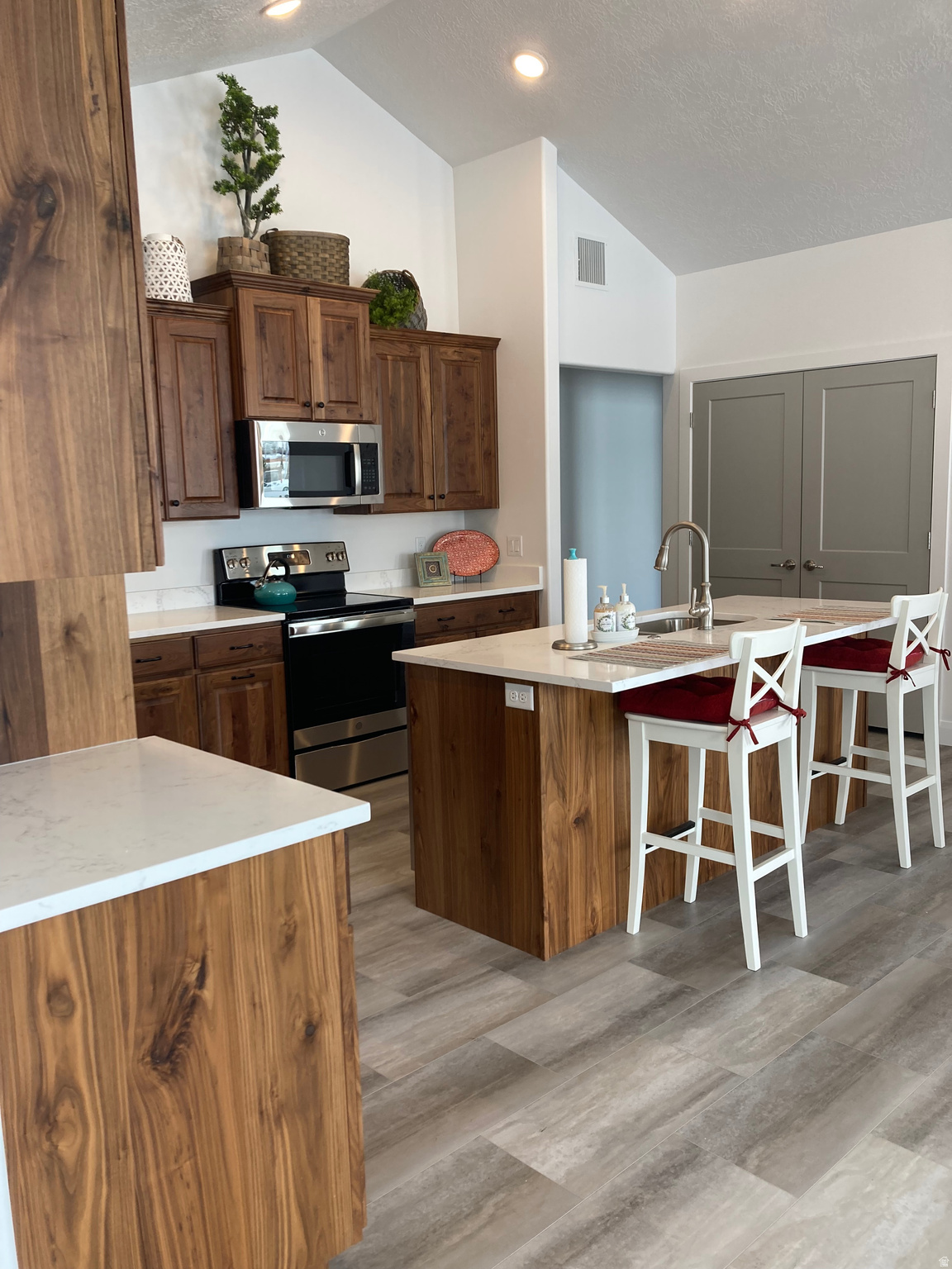 COUNTRY VIEW VILLAS - Residential