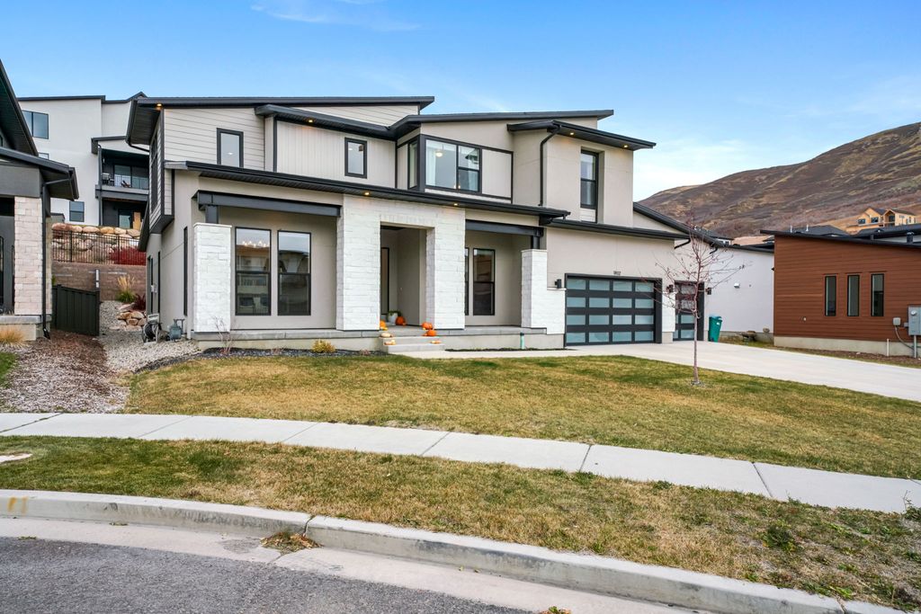 Photo of 1802 W OAK CREEK CIR, Lehi, UT 84048 (MLS # 2122657)