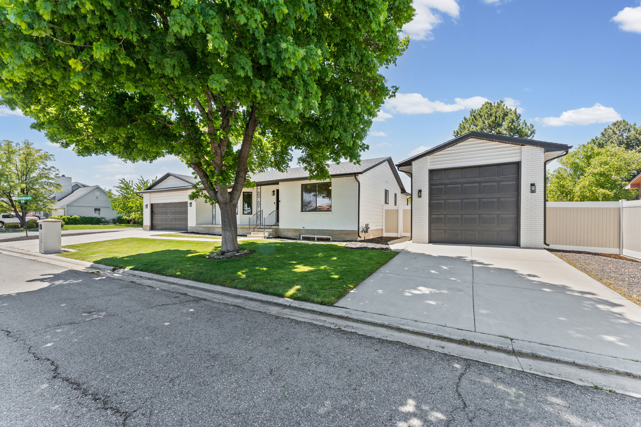 LENMOOR COUNTRY ESTA - Residential