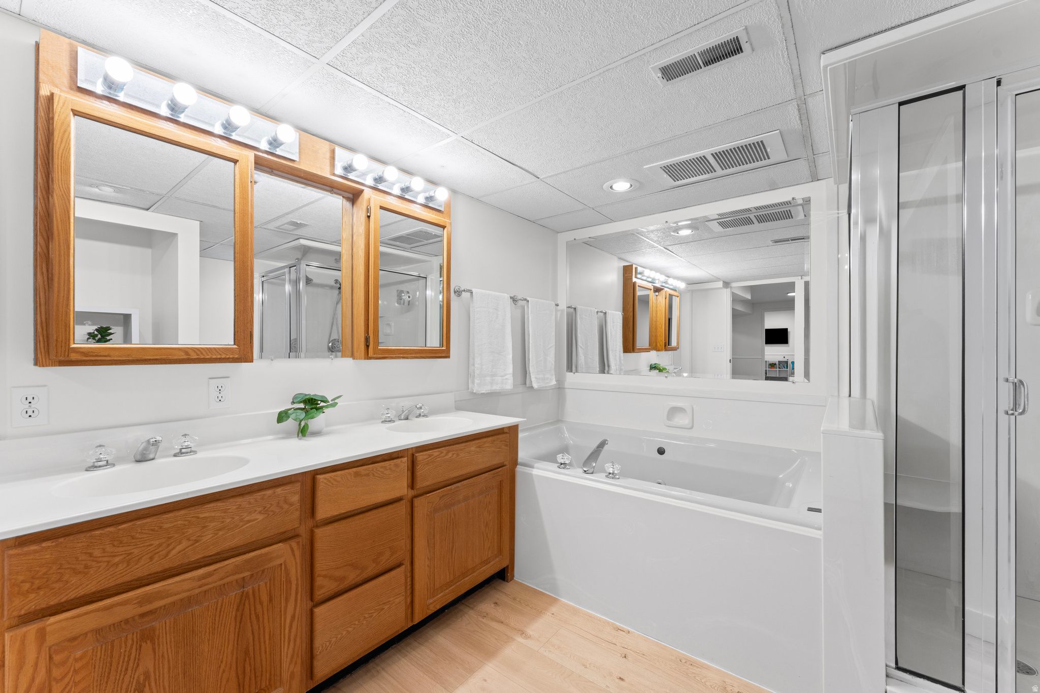 LENMOOR COUNTRY ESTA - Residential