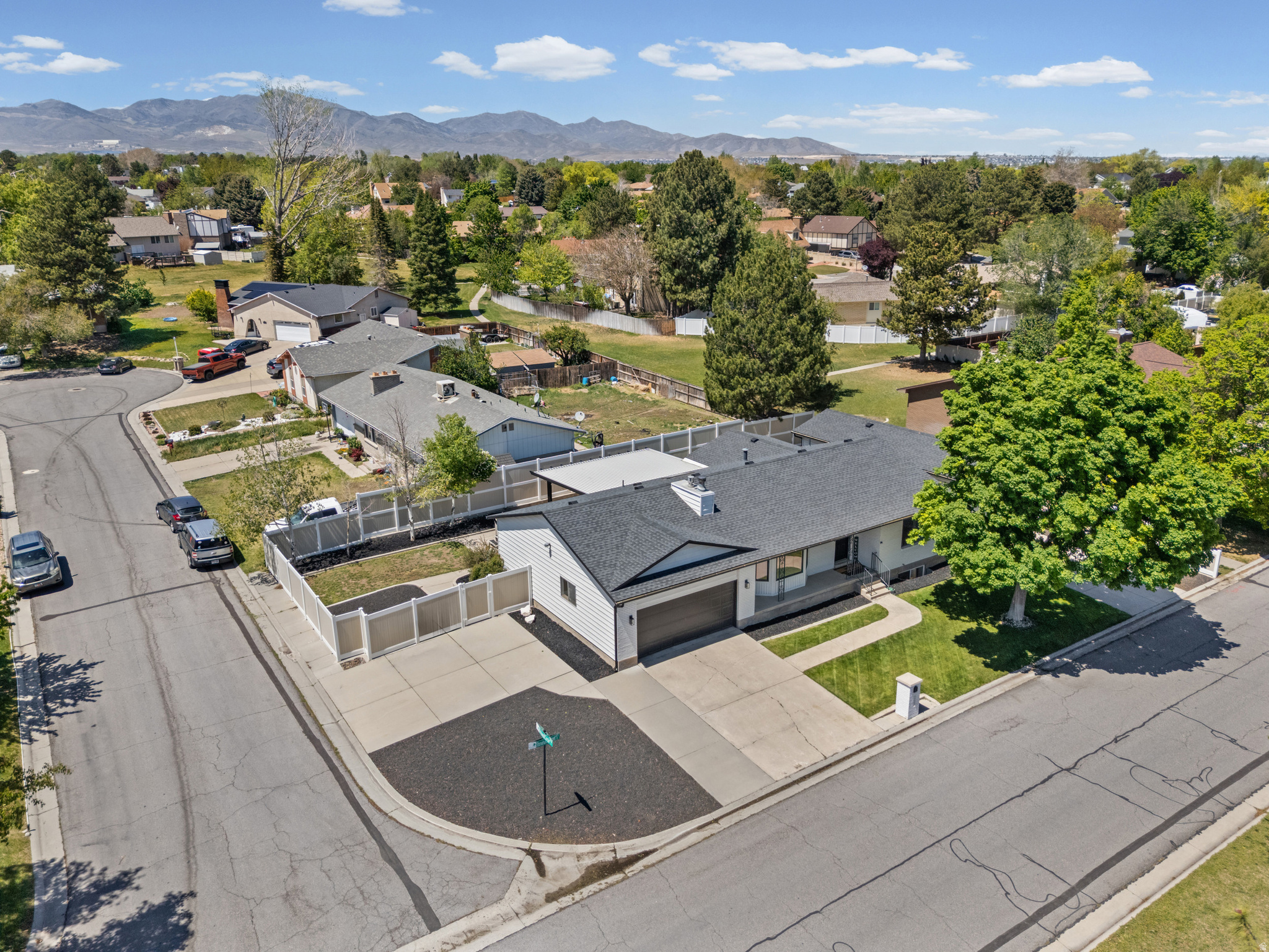 LENMOOR COUNTRY ESTA - Residential