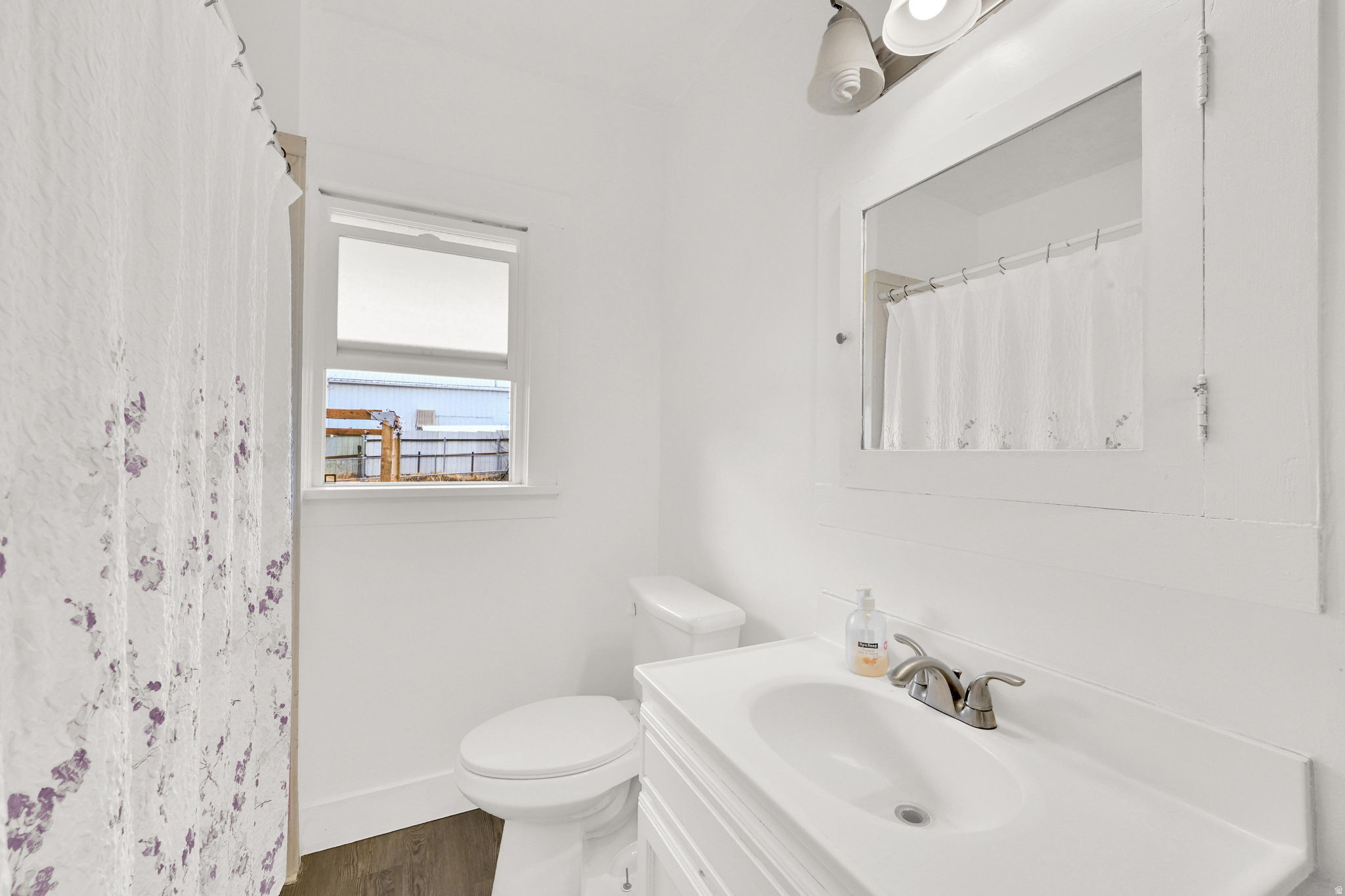 Main image without alt text