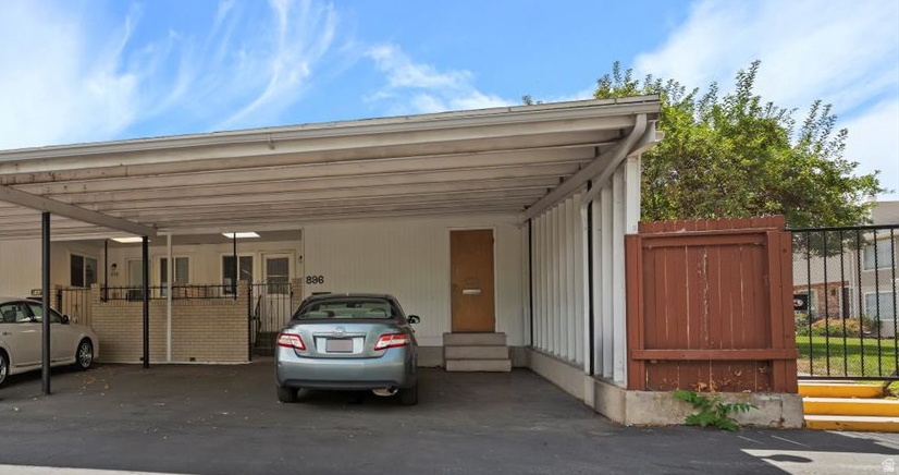 COUNTRY HILLS MANOR - Residential