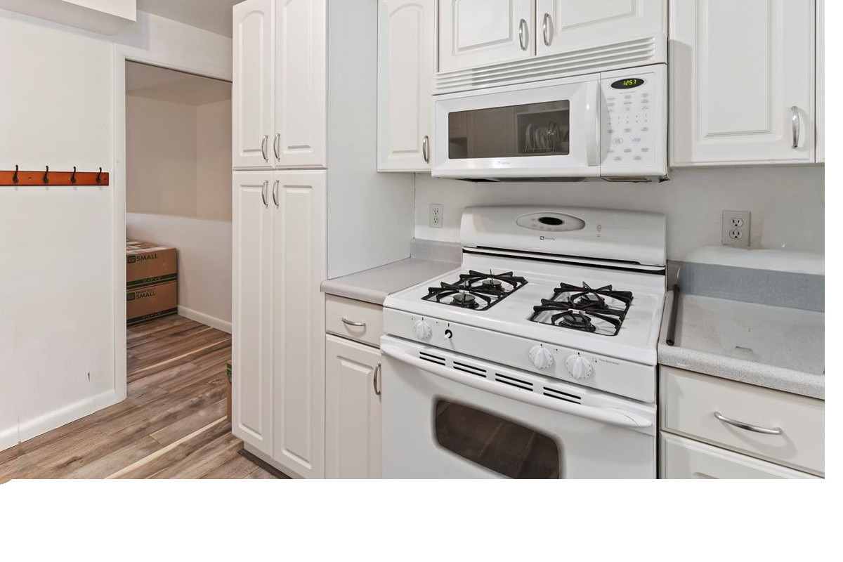 COUNTRY HILLS MANOR - Residential