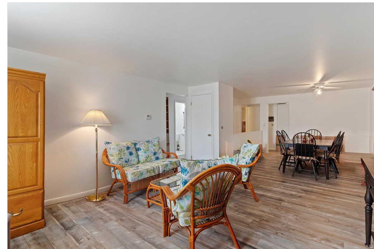 COUNTRY HILLS MANOR - Residential