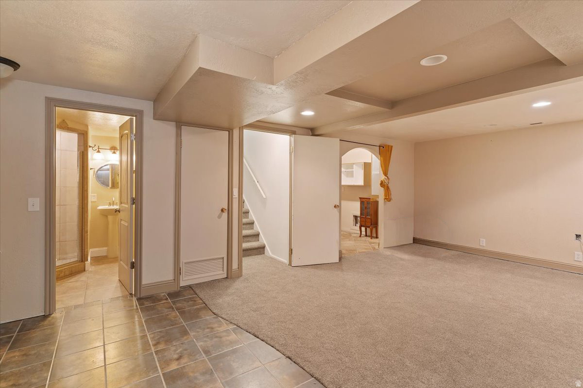 COUNTRY HILLS MANOR - Residential