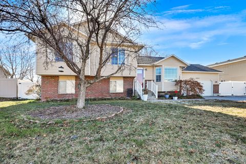 Photo of 2927 W 2100 N, Clinton, UT 84015 (MLS # 2133617)