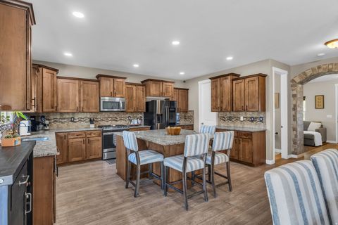 Tiny photo for 10498 S BROOKLYN VIEW LANE CIR W, South Jordan, UT 84095 (MLS # 2158275)