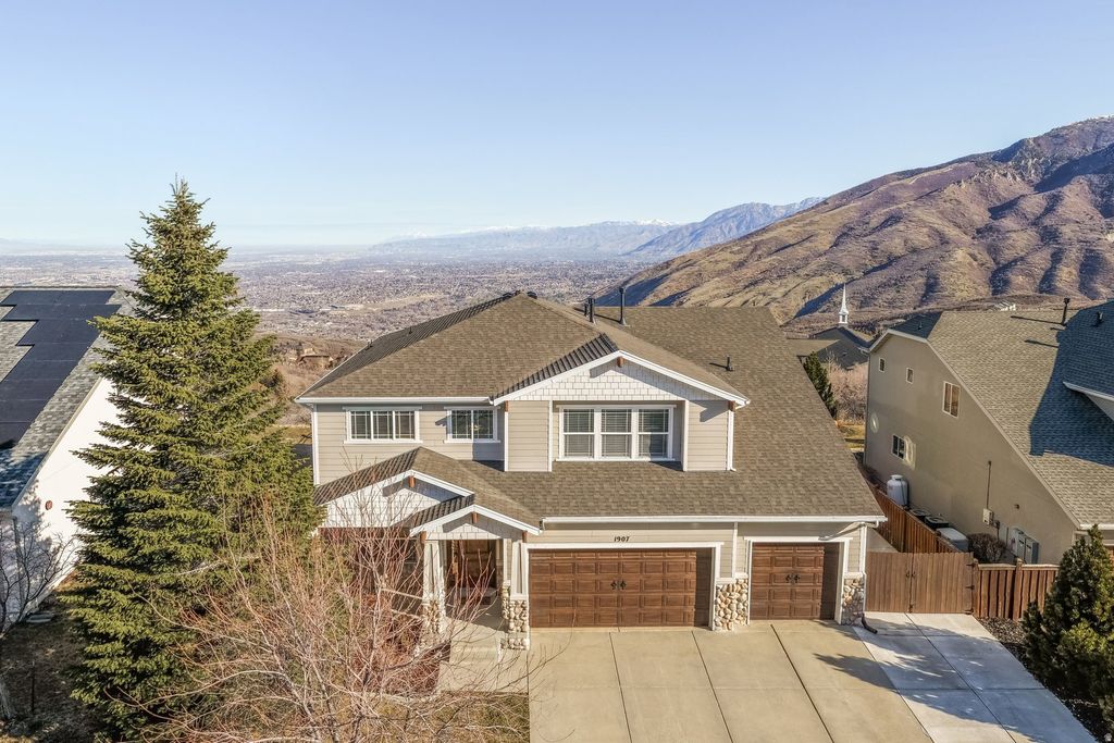 Photo of 1907 E ASPEN LEAF PL S, Draper, UT 84020 (MLS # 2143236)