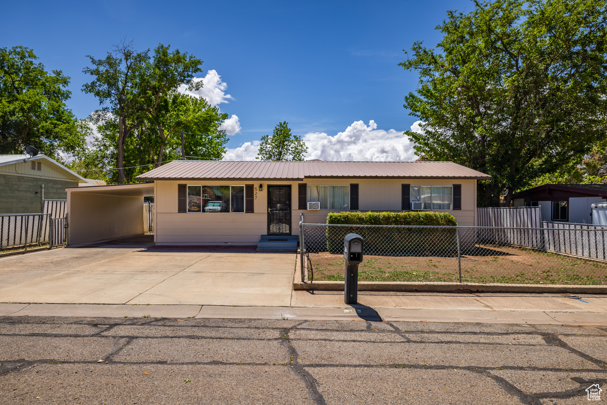 Main image without alt text