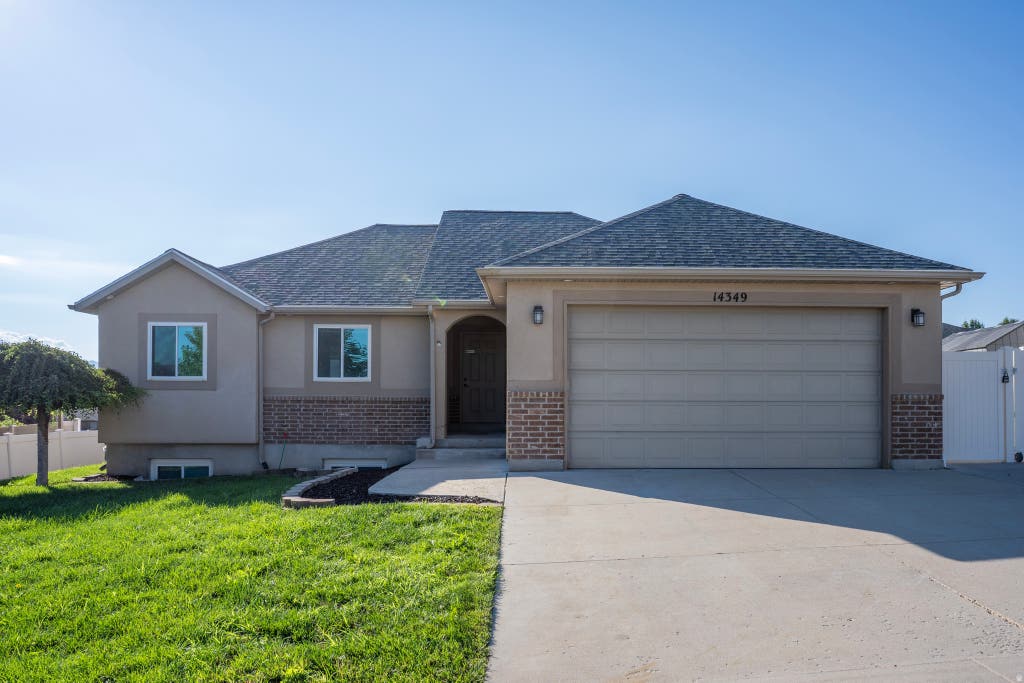 Photo of 14349 S CROWN ROSE DR, Herriman, UT 84096 (MLS # 2174492)