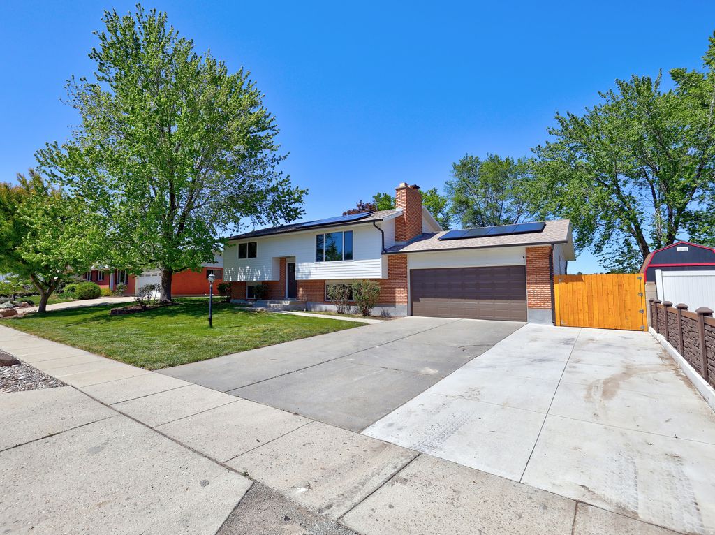 Photo of 807 E DUSTY ROCK CIR, Sandy, UT 84094 (MLS # 2154926)