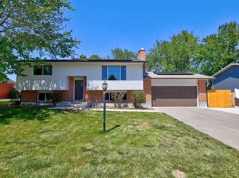 Photo of 807 E DUSTY ROCK CIR, Sandy, UT 84094 (MLS # 2154926)