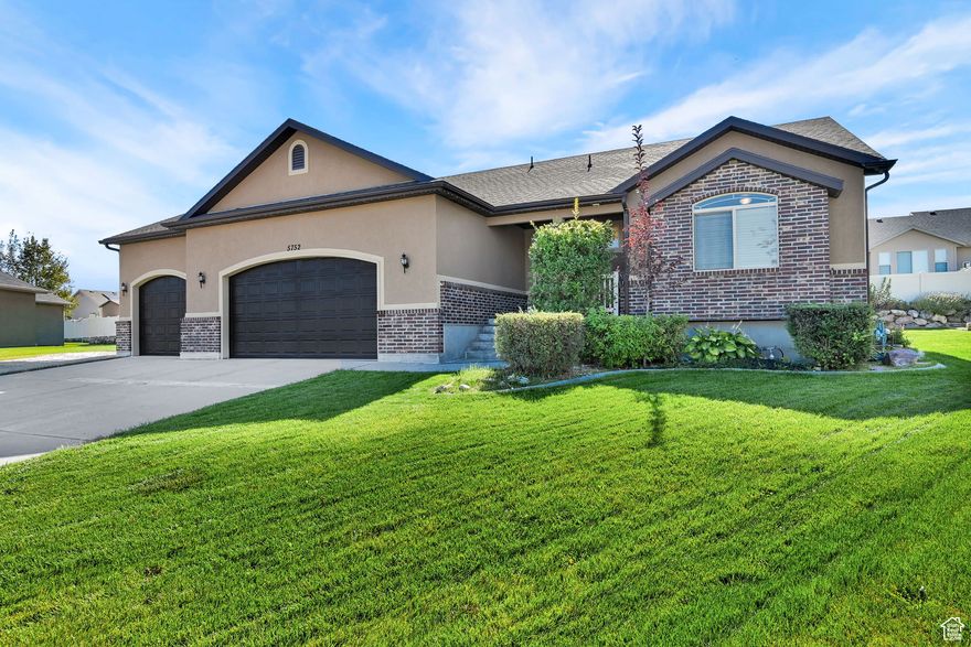 Beautiful Rambler in Quiet Cul-de-Sac  Ready to Make Your Own! This beautiful rambler is ready for new homeowners to come in and create the perfect space to call home. Nestled in a peaceful cul-de-sac, you'll love being conveniently located near live entertainment, shopping, fine dining, and just a short drive to downtown Salt Lake City. The spacious open floor plan is ideal for hosting gatherings, especially during the holidays, making it easy to create lasting memories with family and friends. Head downstairs to the generous family room, perfect for transforming into a home theater, game room, or whatever fits your lifestyle. This home is easy to show-and even easier to fall in love with. Don't miss your opportunity to make it yours!