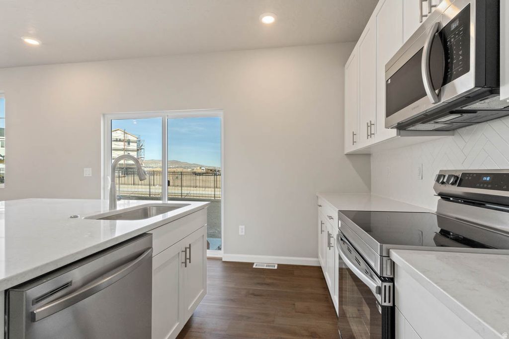 Photo of 276 N ROUNDABOUT ST, Saratoga Springs, UT 84045 (MLS # 2142758)