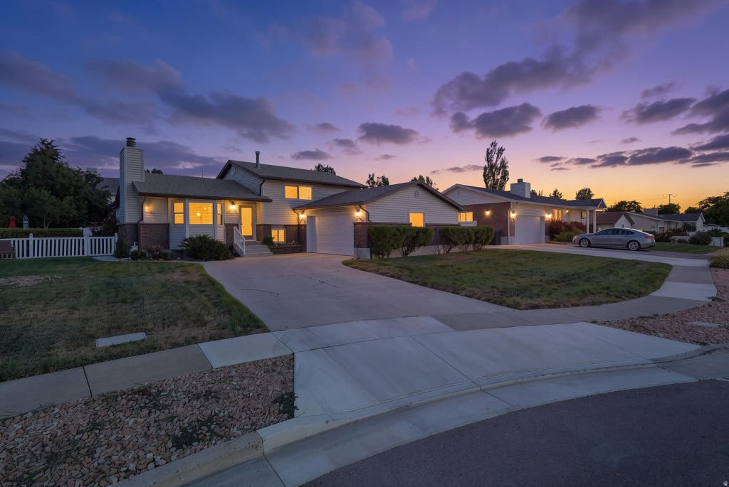 Photo of 5386 S CLOVER DR, Murray, UT 84123 (MLS # 2175670)