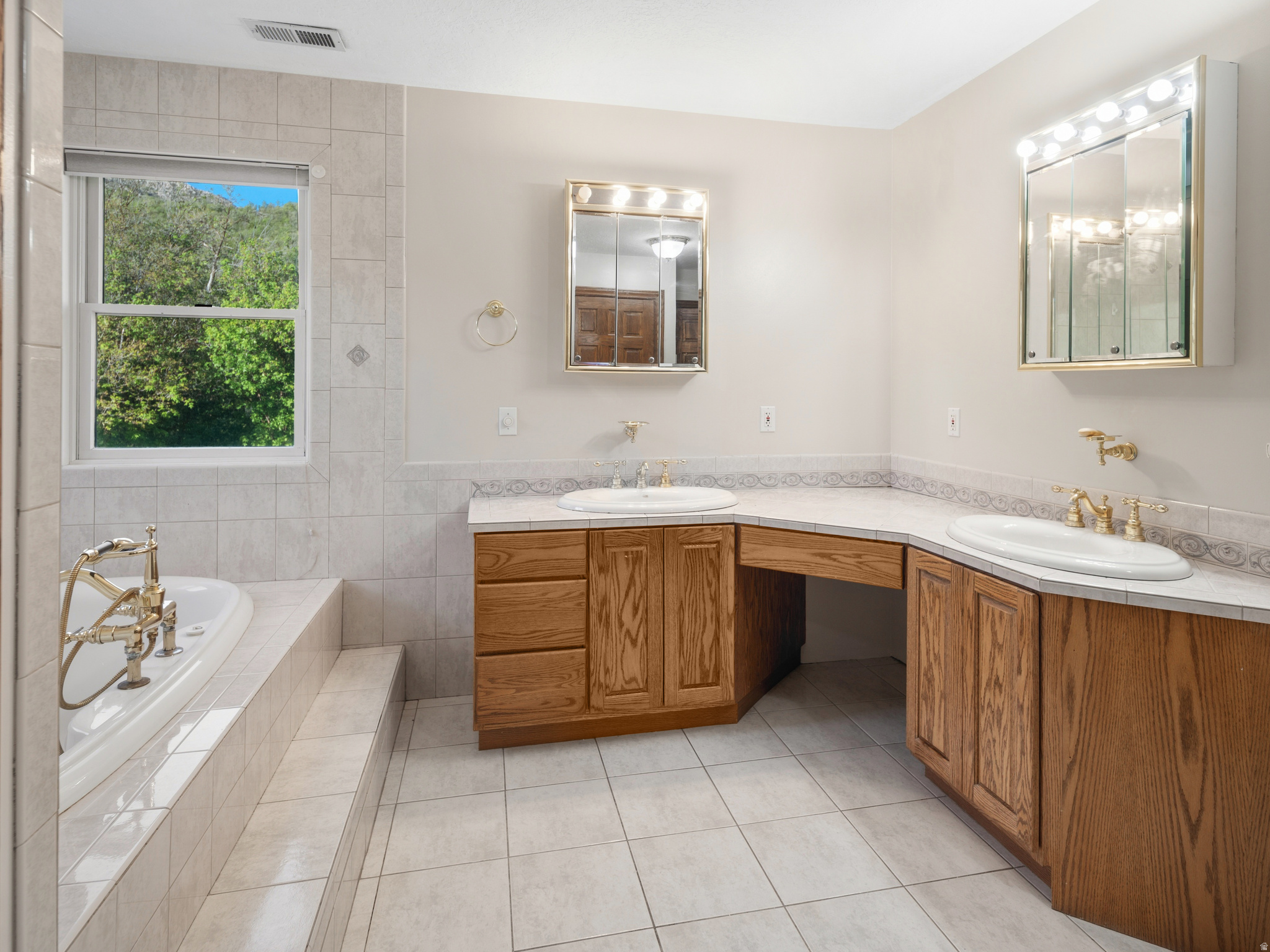 GREEN HILL COUNTRY - Residential