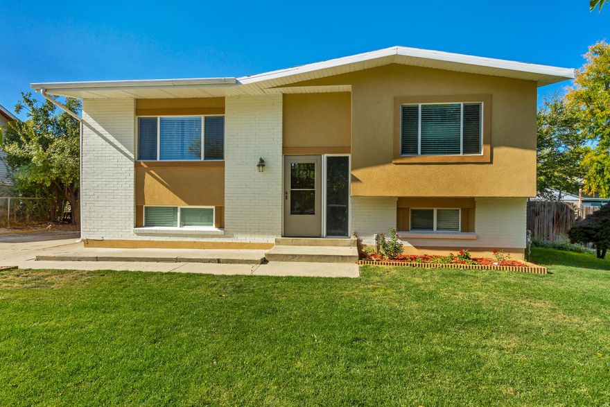 Beautiful single-family home ready to move in.  5 big bedrooms, 2 beautiful baths, 2 kitchens  Tons of upgrades!!!!