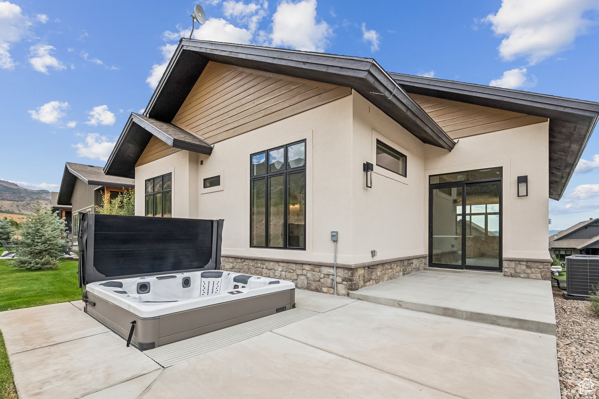 TRAPPERS RIDGE - Residential