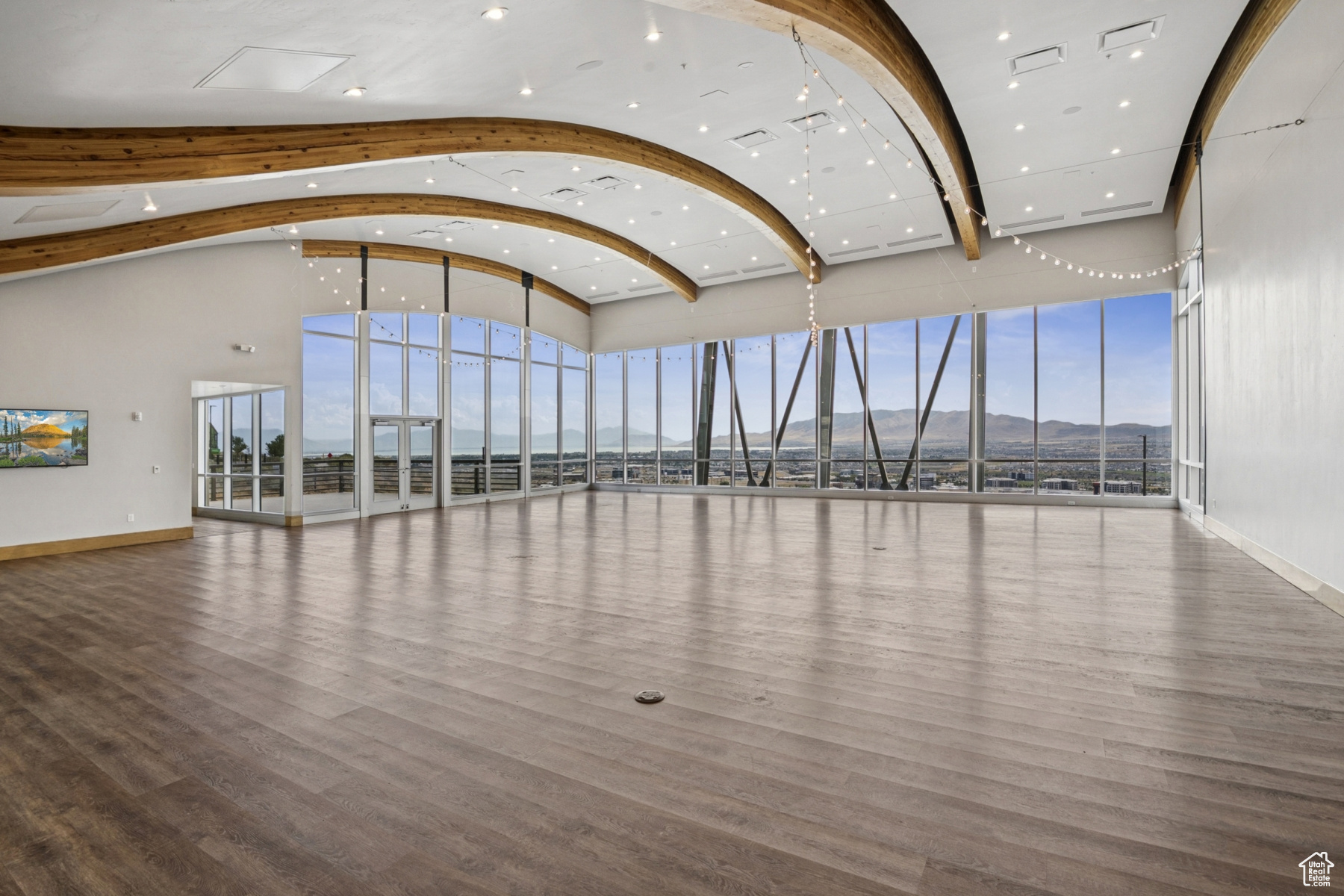 CRESTHAVEN VILLAGE - Residential