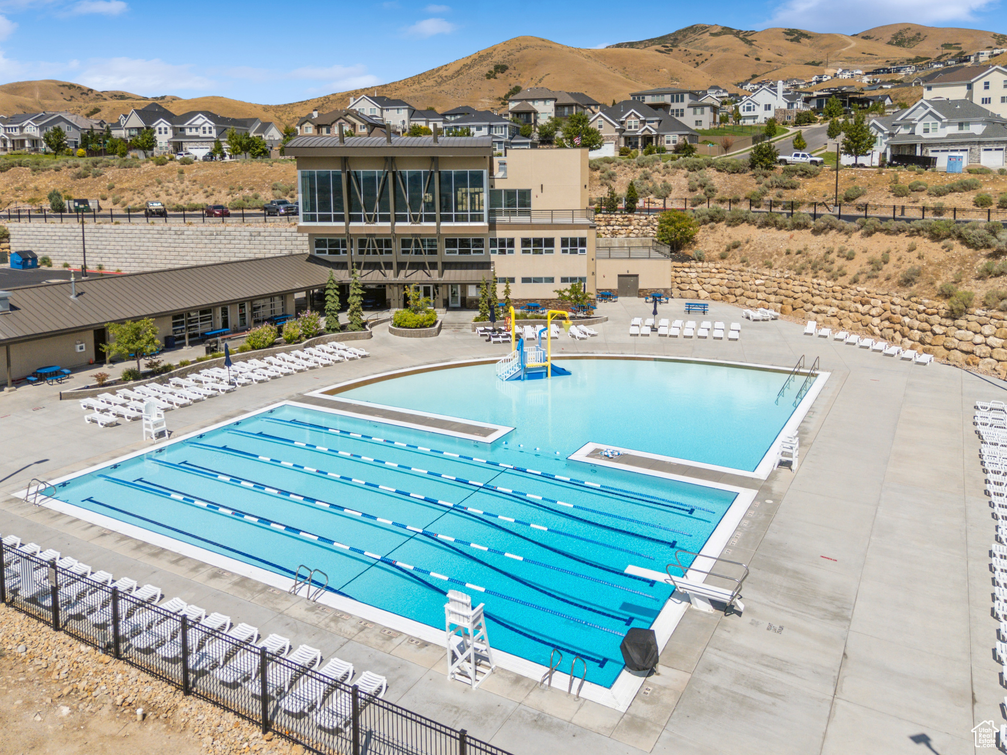 CRESTHAVEN VILLAGE - Residential