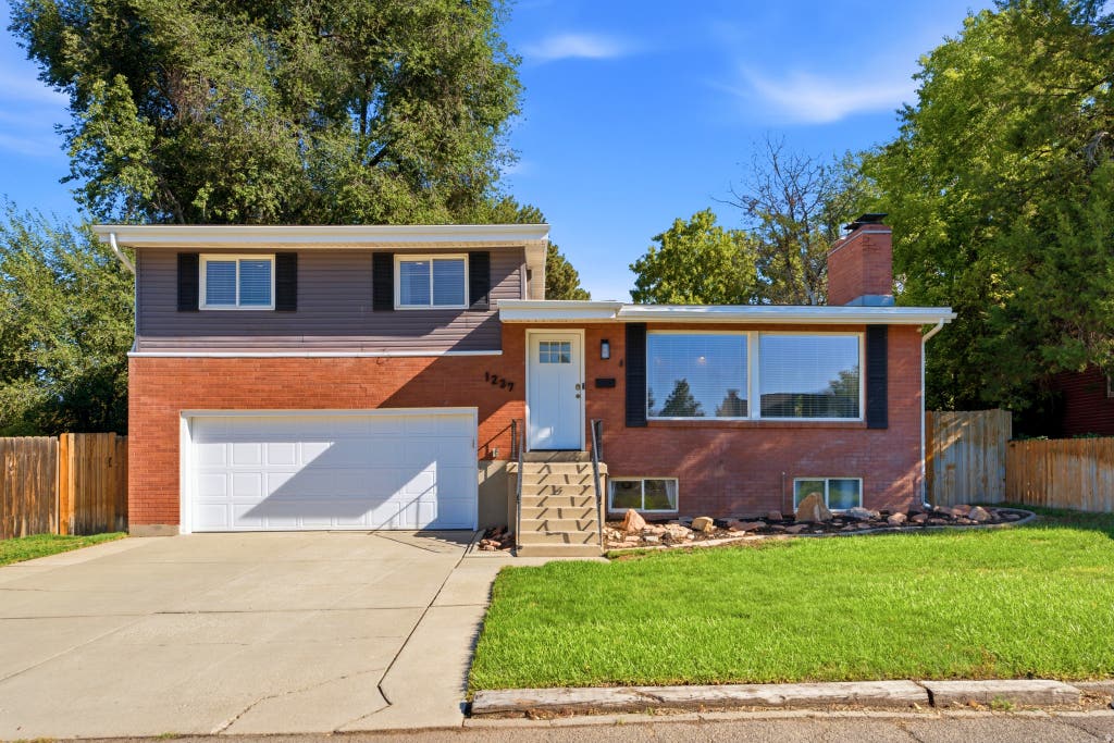 Photo of 1237 E SIERRA WAY, Millcreek, UT 84106 (MLS # 2181334)