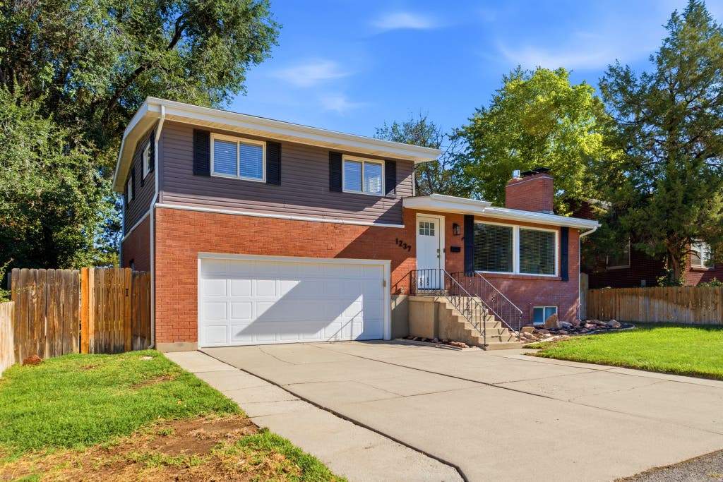 Photo of 1237 E SIERRA WAY, Millcreek, UT 84106 (MLS # 2181334)
