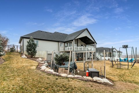 Tiny photo for 977 S PARKWAY E, North Salt Lake, UT 84054 (MLS # 2138399)