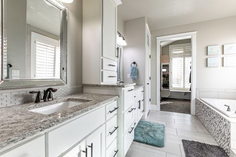 Tiny photo for 977 S PARKWAY E, North Salt Lake, UT 84054 (MLS # 2138399)