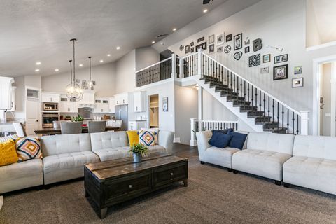 Tiny photo for 977 S PARKWAY E, North Salt Lake, UT 84054 (MLS # 2138399)