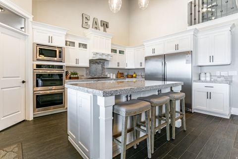 Tiny photo for 977 S PARKWAY E, North Salt Lake, UT 84054 (MLS # 2138399)