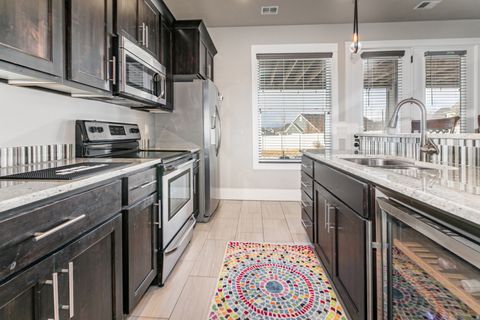 Tiny photo for 977 S PARKWAY E, North Salt Lake, UT 84054 (MLS # 2138399)