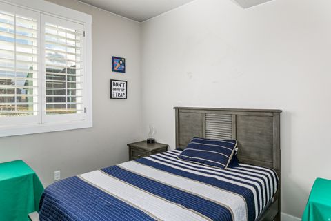 Tiny photo for 977 S PARKWAY E, North Salt Lake, UT 84054 (MLS # 2138399)