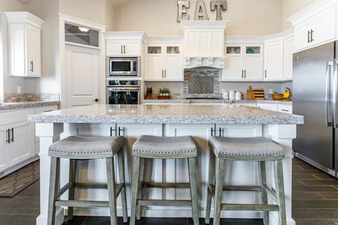 Tiny photo for 977 S PARKWAY E, North Salt Lake, UT 84054 (MLS # 2138399)