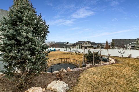 Tiny photo for 977 S PARKWAY E, North Salt Lake, UT 84054 (MLS # 2138399)